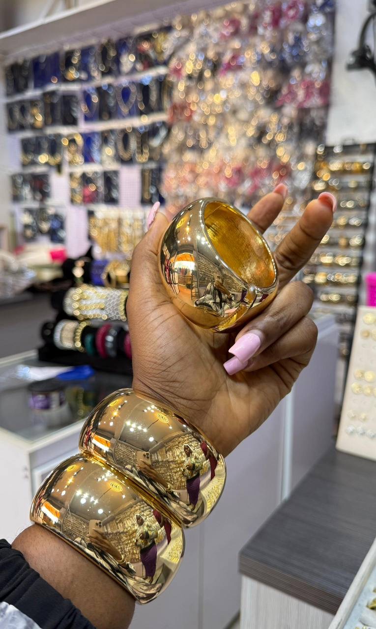 Wrist watches, male and female accessories, earrings, bracelets/bangles etc